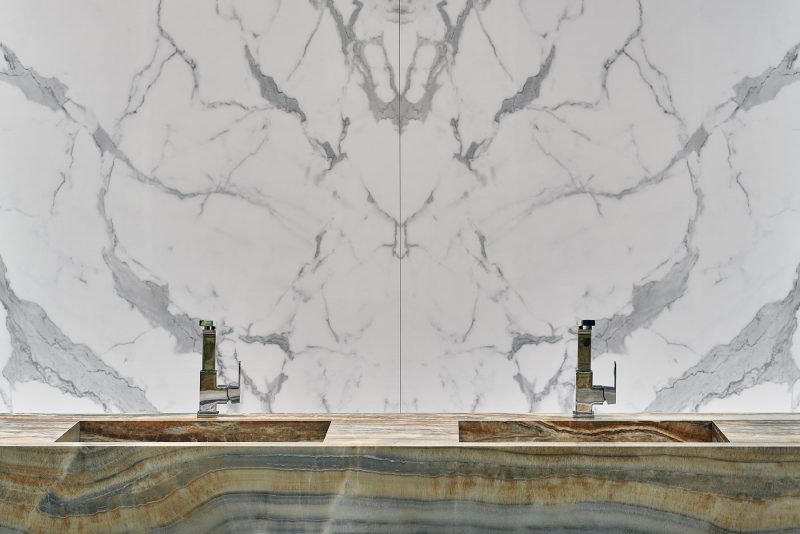 Grandi Marmi – Calacatta Covelano Bookmatched 13375